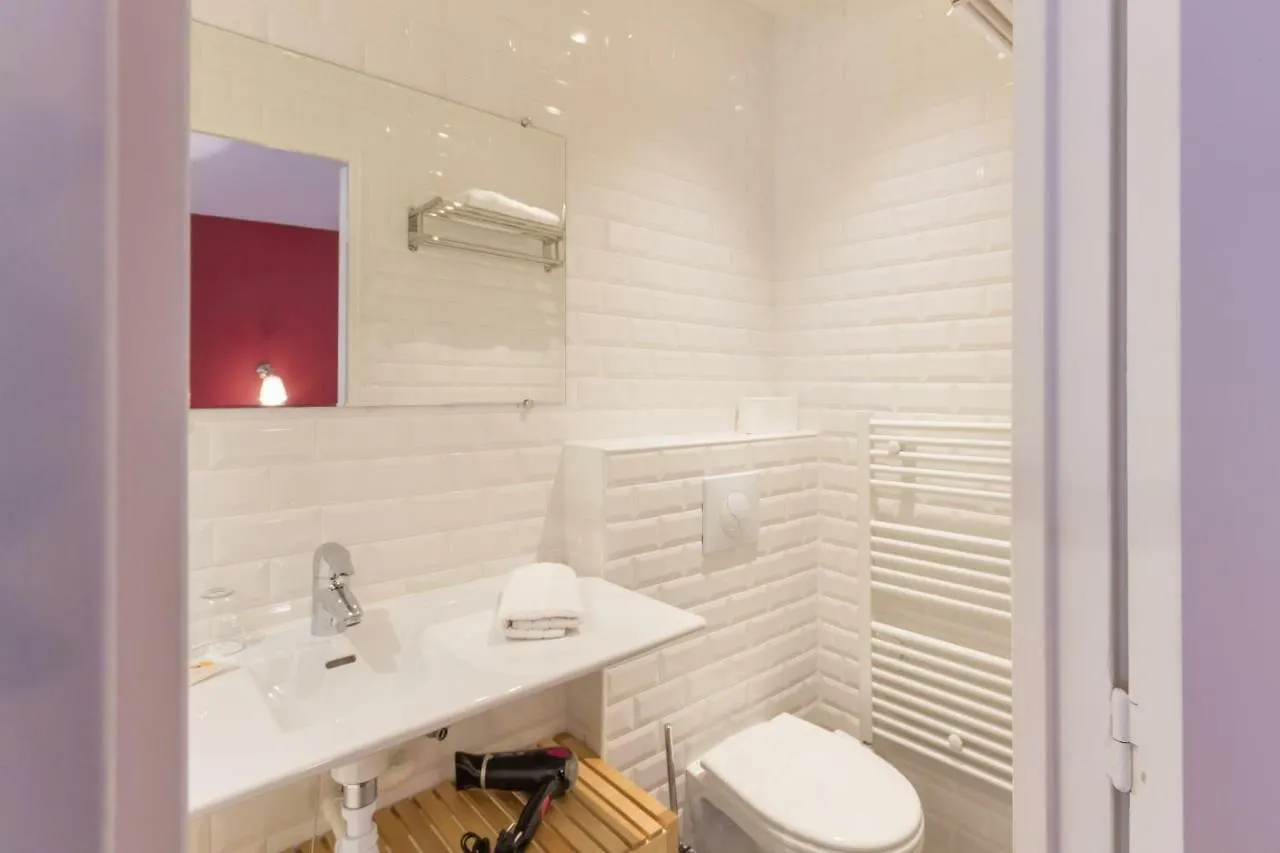 Les Toits De Paris Bed & Breakfast 0*,  France