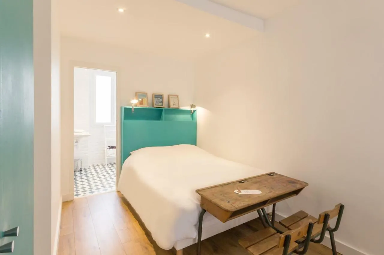 Les Toits De Paris Bed & Breakfast France