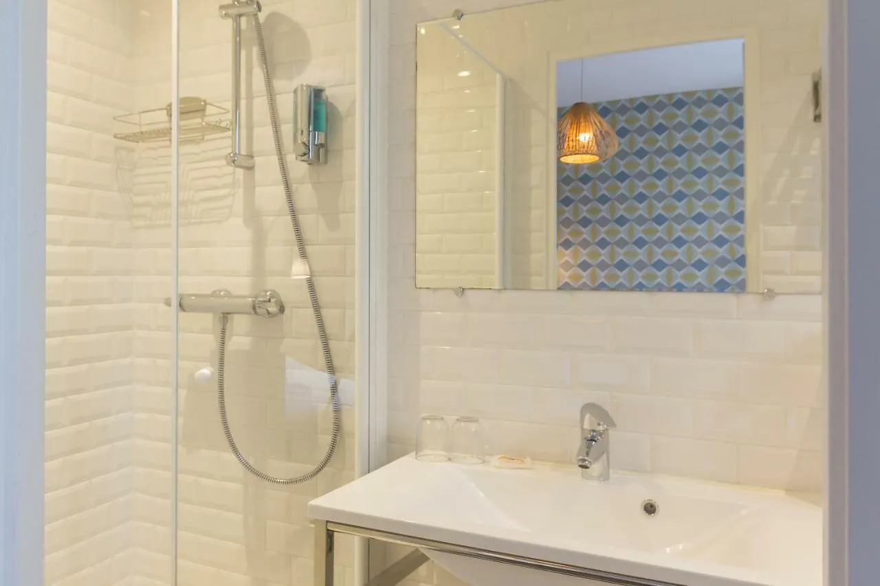 Les Toits De Paris Bed & Breakfast France