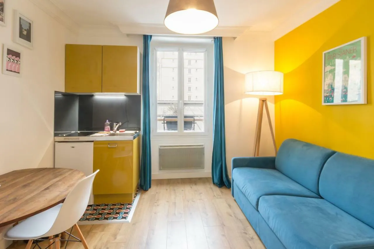 Les Toits De Paris Bed & Breakfast
