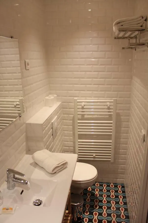 Les Toits De Paris Bed & Breakfast