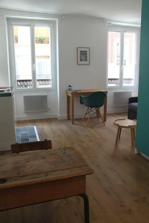 Les Toits De Paris Bed & Breakfast