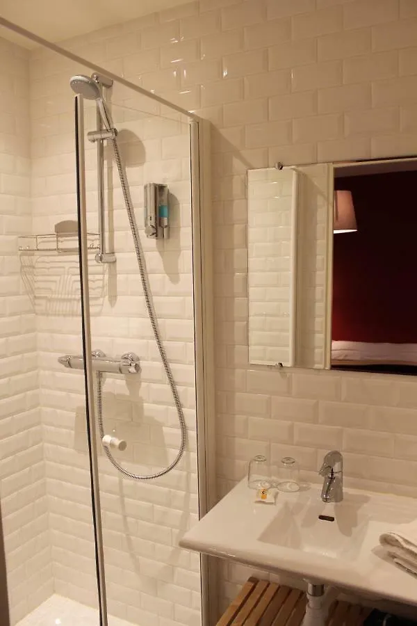Les Toits De Paris Bed & Breakfast