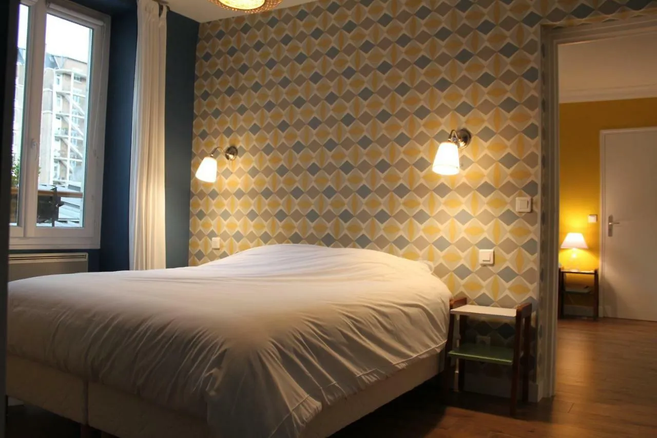 Les Toits De Paris Bed & Breakfast