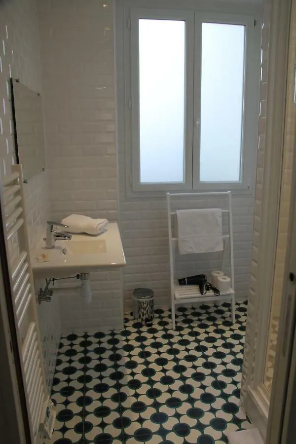 Les Toits De Paris Bed & Breakfast