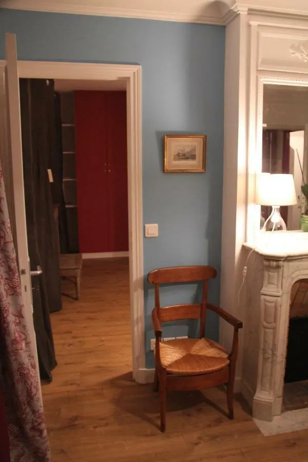 Les Toits De Paris Bed & Breakfast