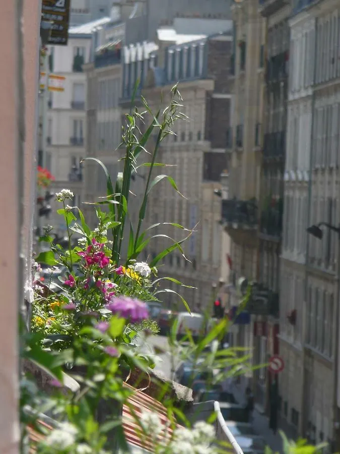 Les Toits De Paris Bed & Breakfast 0*,  France